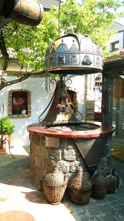 Penzion A Restauracia Toldi Galanta Exterior photo